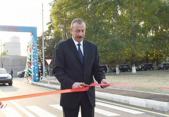 İlham Əliyev Bakıda yol açılışında