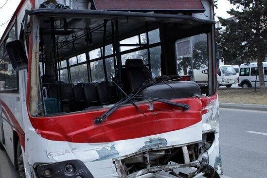 Bakıda sərnişin avtobusu dəhşətli qəza törətdi – ÖLƏN VAR- Xəbər yeniləndi