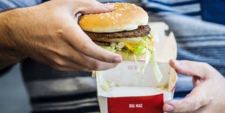 Keçmiş işçi “McDonaldʼs”a 1600 dollar ziyan vurduğunu etiraf edib