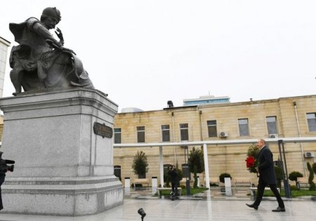 İlham Əliyev Şah İsmayıl Xətainin heykəlinin köçürüldüyü yeni salınmış parkda - FOTO