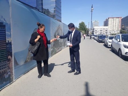 Xətai rayonunda əhaliyə tibbi maskalar paylanılır - FOTO Xətai rayonunda əhaliyə tibbi maskalar paylanılır - FOTO