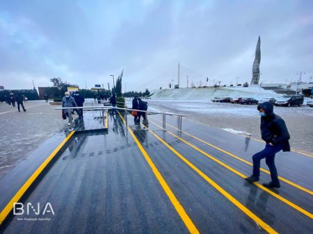 Qarlı havaya görə Bakının bəzi yollarında sürət həddi endirildi - FOTO