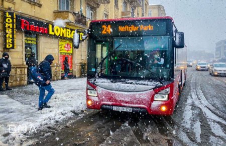 Qarlı havaya görə Bakının bəzi yollarında sürət həddi endirildi - FOTO