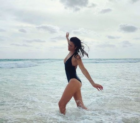 52 yaşlı supermodel çimərlikdə verdiyi pozalarla göz qamaşdırdı - FOTOLAR 52 yaşlı supermodel çimərlikdə verdiyi pozalarla göz qamaşdırdı - FOTOLAR