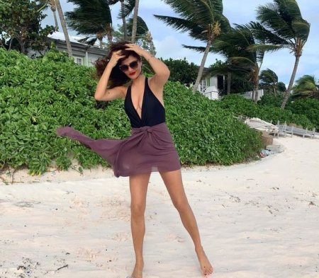 52 yaşlı supermodel çimərlikdə verdiyi pozalarla göz qamaşdırdı - FOTOLAR 52 yaşlı supermodel çimərlikdə verdiyi pozalarla göz qamaşdırdı - FOTOLAR