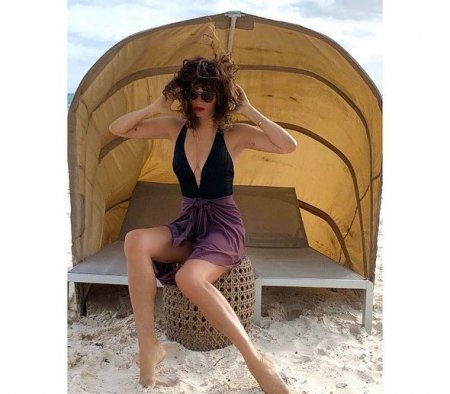 52 yaşlı supermodel çimərlikdə verdiyi pozalarla göz qamaşdırdı - FOTOLAR 52 yaşlı supermodel çimərlikdə verdiyi pozalarla göz qamaşdırdı - FOTOLAR