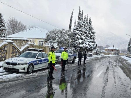 Hava şəraiti ilə əlaqədar polis əməkdaşları tərəfindən zəruri təhlükəsizlik tədbirləri görülür