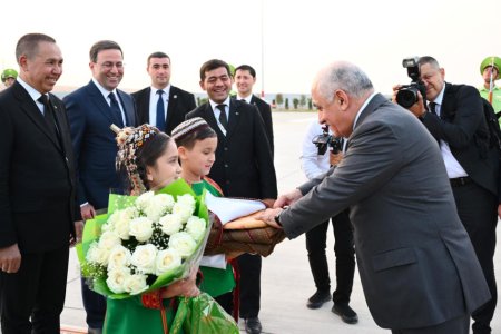 Baş nazir Əli Əsədov Türkmənistana işgüzar səfər edib