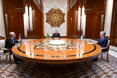 Avazada Türkmənistan Xalq Məsləhətinin sədri, Özbəkistan Prezidenti və Azərbaycanın Baş naziri arasında üçtərəfli görüş keçirilib Avazada Türkmənistan Xalq Məsləhətinin sədri, Özbəkistan Prezidenti və Azərbaycanın Baş naziri arasında üçtərəfli görüş keçirilib