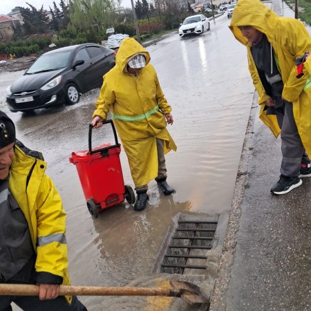 Suraxanıda güclü yağışlara baxmayaraq kommunal işçilər səfərbər oldu – küçələrdə operativ tədbirlər görüldü